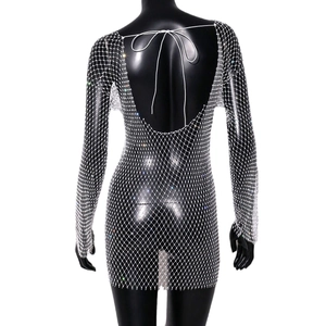 Detaillierte Rückansicht des sexy silbernen Strass-Netzkleids mit offenem U-Rücken-Design