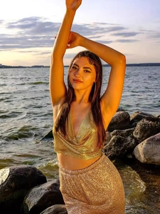 Haut licou sexy en maille dorée et bas à paillettes pour femmes avec vue sur le lac