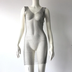 Détail de la mini robe en résille noire avec strass brillants et décolleté en V plongeant