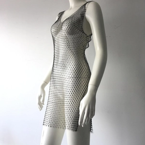 Détail de la robe en maille noire sexy avec strass et fente sur un mannequin blanc
