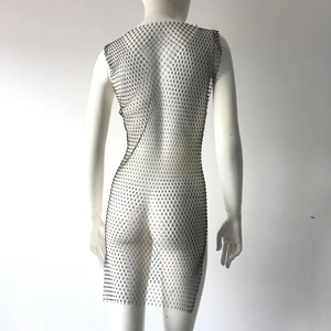 Détail du dos d'une mini robe en résille noire avec des strass brillants sur le maillage