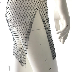 Détail de jupe en résille noire avec strass brillants et fente latérale haute sexy