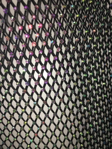 Dettaglio di rete nera con strass iridescenti per un abito lungo da donna elegante