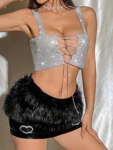 Haut court à strass avec paillettes argentées et jupe avec bordure en fausse fourrure