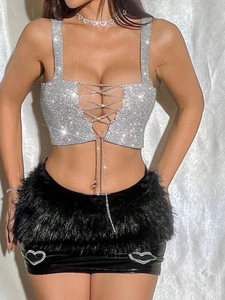 Haut sexy en strass avec col en V profond et jupe en cuir à bordure en fausse fourrure