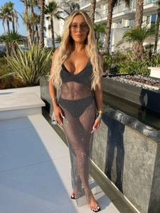 Sexy abito lungo in rete nera con strass sopra bikini per uno stile da resort chic