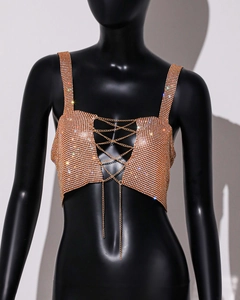 Détail d'une brassière en strass champagne doré avec bretelles croisées en métal