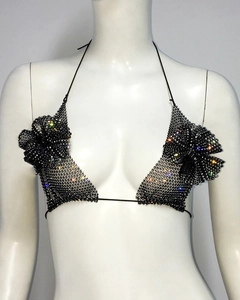 Détail du haut de soutien-gorge dos nu noir orné de strass et de fleurs en cristal chic