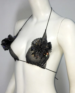 Détail d'une brassière dos nu noire ornée de motifs floraux en strass étincelants
