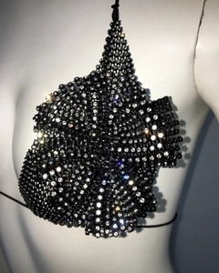 Détail rapproché d'un soutien-gorge en maille noire avec cristaux de luxe étincelants