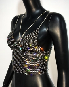 Détail d'un crop top scintillant en strass avec fines bretelles et décolleté en V