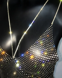 Détail d'un haut de corps en maille strass scintillante avec licou et décolleté en V