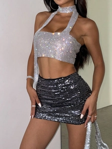 Haut licou chic en strass argentés avec mini-jupe à paillettes noires pour les fêtes et festivals