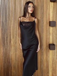 Robe longue noire satinée avec col bénitier et bordure en dentelle chic