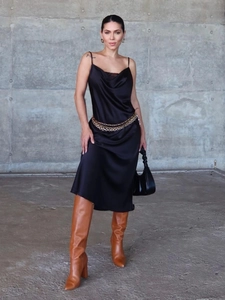 Robe longue élégante en satin noir avec col en V et fines bretelles pour femmes
