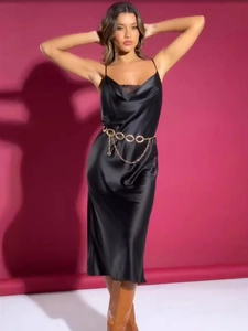Robe nuisette noire en satin avec col bénitier, dentelle et ceinture chaîne dorée