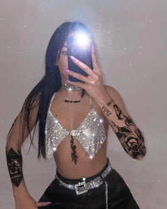 Détail du haut dos nu en strass brillant avec tour de cou et ceinture assortis