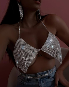 Détail du haut dos nu en strass argentés avec chaîne en cristal et maille brillante