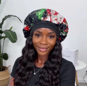 Détail du bonnet de nuit en satin à fleurs avec large bande élastique noire