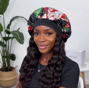 Détail d'un bonnet de nuit floral en satin avec large bande élastique pour cheveux bouclés