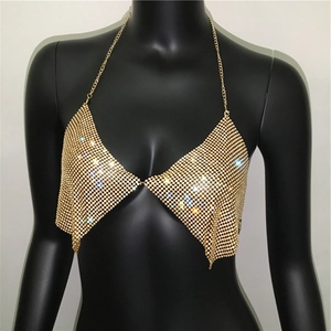 Détail du haut dos nu en maille métallique dorée à paillettes sur mannequin noir