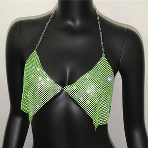 Détail du haut dos nu en strass vert émeraude avec un maillage métallique scintillant
