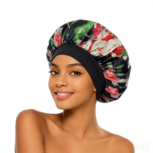 Détail du bonnet de nuit en satin floral avec large bande élastique et imprimés colorés