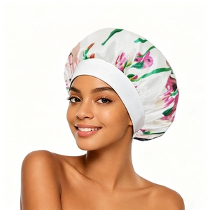 Gros plan d'un bonnet de nuit floral en satin avec un large bandeau élastique sur un modèle