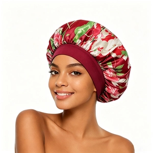 Détail du bonnet de nuit en satin rouge à fleurs avec texture soyeuse et bandeau élastique
