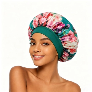 Détail du bonnet de nuit en satin vert foncé à fleurs avec large bande élastique souple