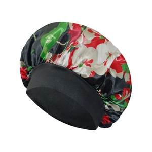 Bonnet de nuit en satin floral avec large bande élastique noire pour soins capillaires