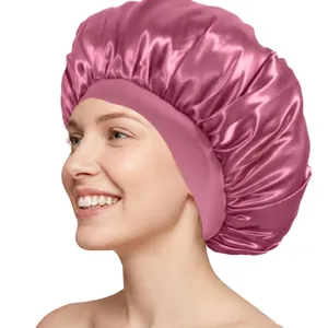 Rosa Satin Schlafhaube mit breitem Gummiband am Modell zum Schutz der Haare
