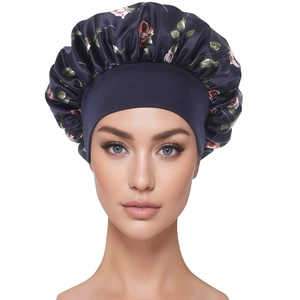 Détail du bonnet de nuit en satin bleu foncé avec motif rose et bandeau élastique
