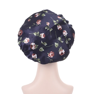Détail du bonnet de nuit en satin avec élastique et imprimé floral rose pour femme