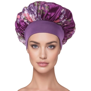 Détail d'un bonnet de nuit en satin floral avec large bandeau élastique violet pour cheveux