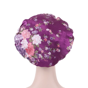 Détail du bonnet de nuit en satin violet à imprimé floral et large bande élastique