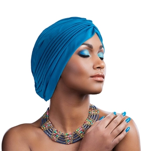 Turbant bleu roi élégant avec collier ethnique multicouche en perles colorées
