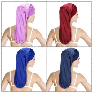 Détail de bonnets de nuit longs en satin multicolores avec bande élastique large