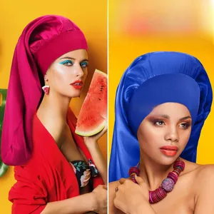 Détail des bonnets de nuit en satin rose et bleu avec large bande pour cheveux longs