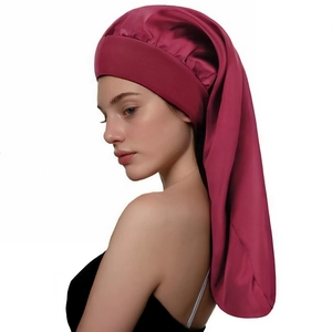 Bonnet long en satin rouge baie avec large bande élastique pour cheveux longs