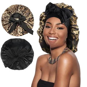 Détail du bonnet de nuit en soie à motif léopard avec grand nœud et large bande élastique de confort