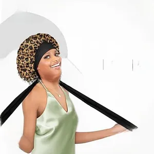 Détail du bonnet de nuit en satin léopard avec de longs rubans noirs réglables pour fixation