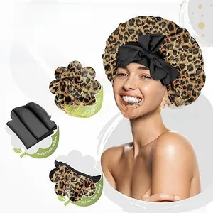 Détail du bonnet de nuit en satin léopard avec large ruban de serrage noir et nœud