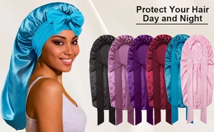 Détail du long bonnet de nuit en satin avec nœud montrant la texture et les couleurs