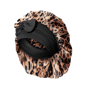 Bonnet de nuit satiné à imprimé léopard avec large bande noire et nœud élégant