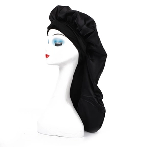 Détail du bonnet de nuit long en satin noir sur mannequin pour la protection des cheveux