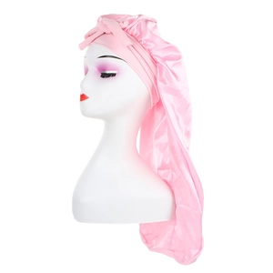 Détail du bonnet de nuit en satin rose avec longue poche pour protéger les cheveux