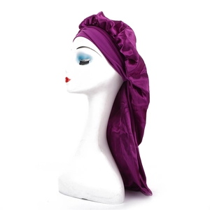Détail du bonnet de nuit extra-long en satin fuchsia avec bande élastique de maintien