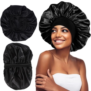Schwarze Satin-Schlafhaube mit breitem Gummiband zum Haarschutz auf Modell