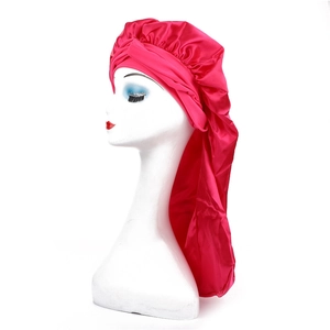Bonnet de nuit long en satin rose rouge avec design croisé pour protéger les cheveux